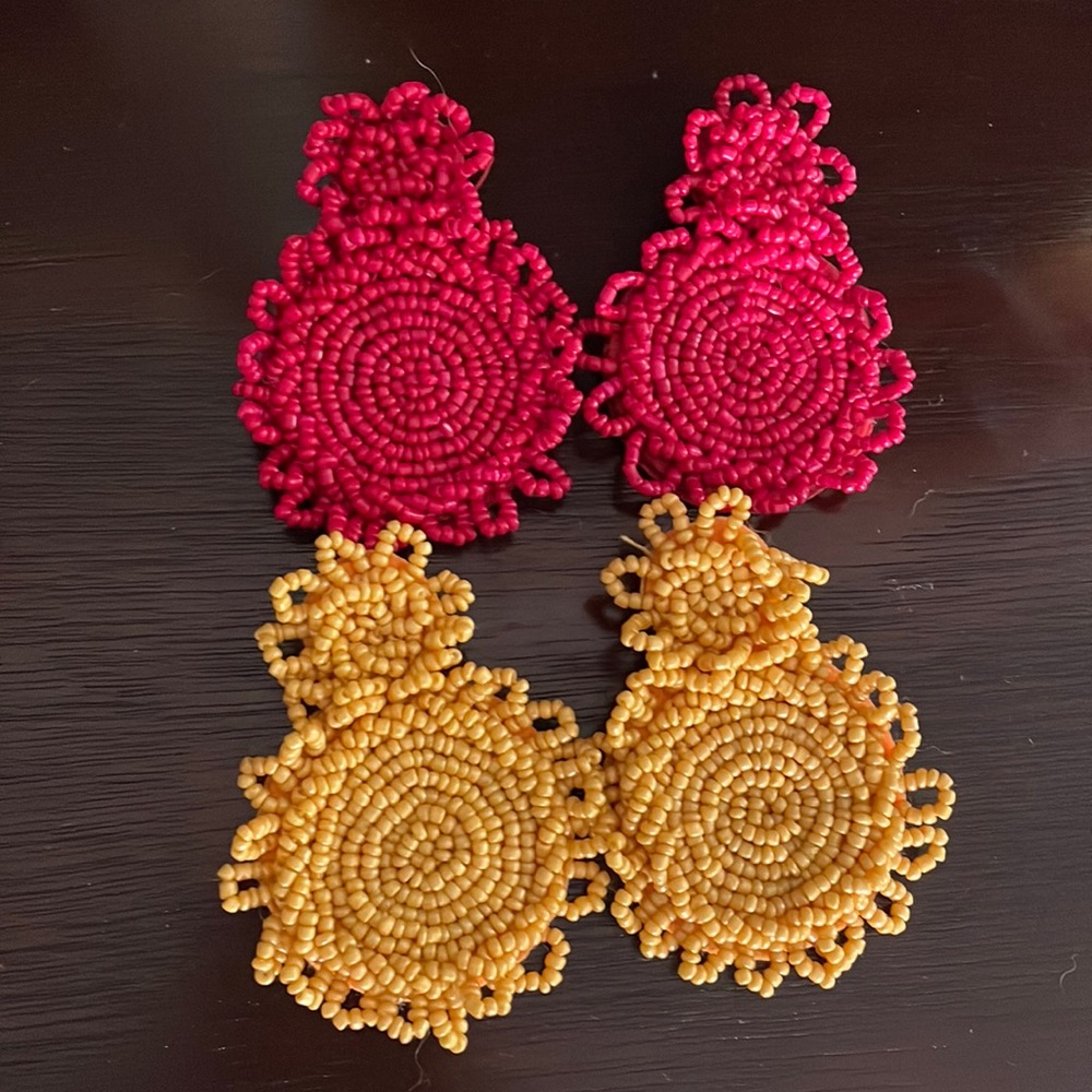 Set of 2 beaded earrings